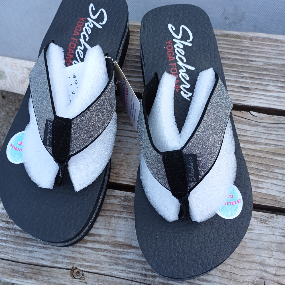New W/ Tags Skechers Yoga Foam Black and Gray Flip Flops Squishy